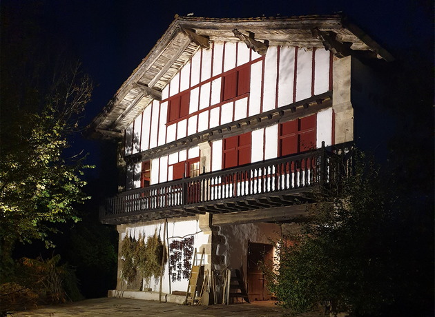 Facade d'Ortillopitz de nuit